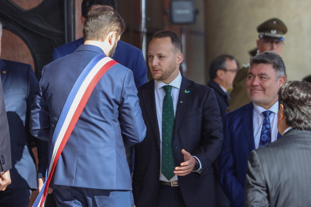 Cuenta Pública: Diputado Jorge Guzmán entrega carta al Presidente Boric por crisis en sistema de adopción