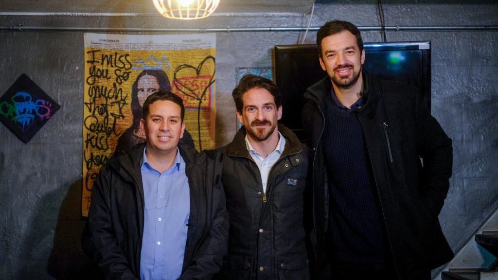 Gonzalo Winter encabezó desayuno junto a alcaldes de Maipú y Puente Alto