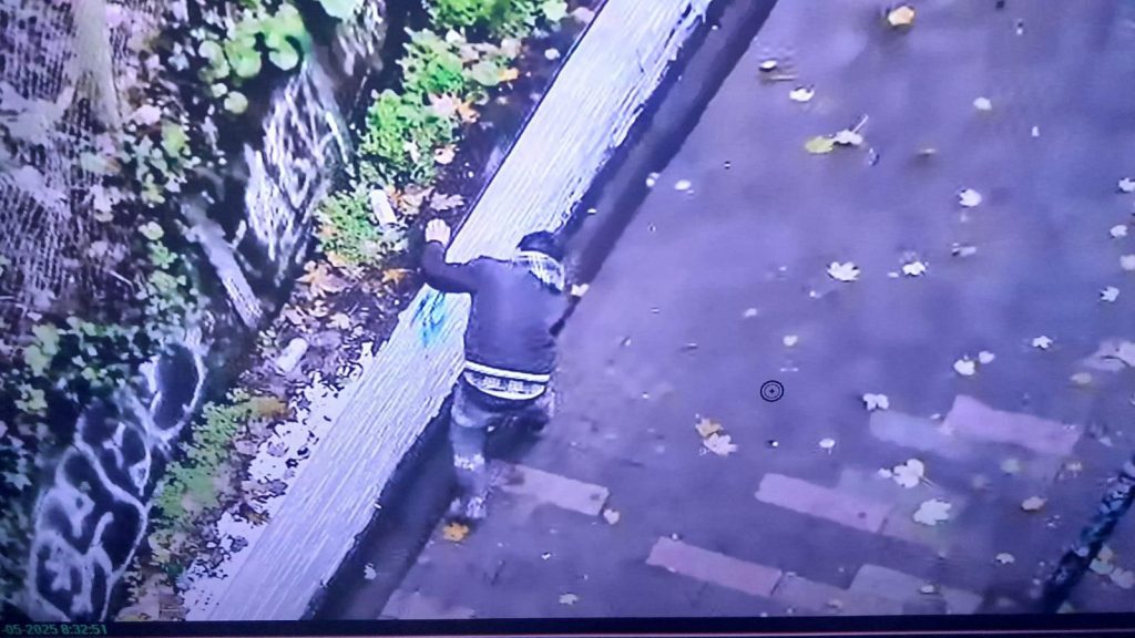Puerto Montt: Sujeto detenido por hacer rayados en escalera deberá pintarla y reparar los daños