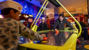 Monticello abre Strike Zone y presenta show de La Granja de Zenón para estas vacaciones