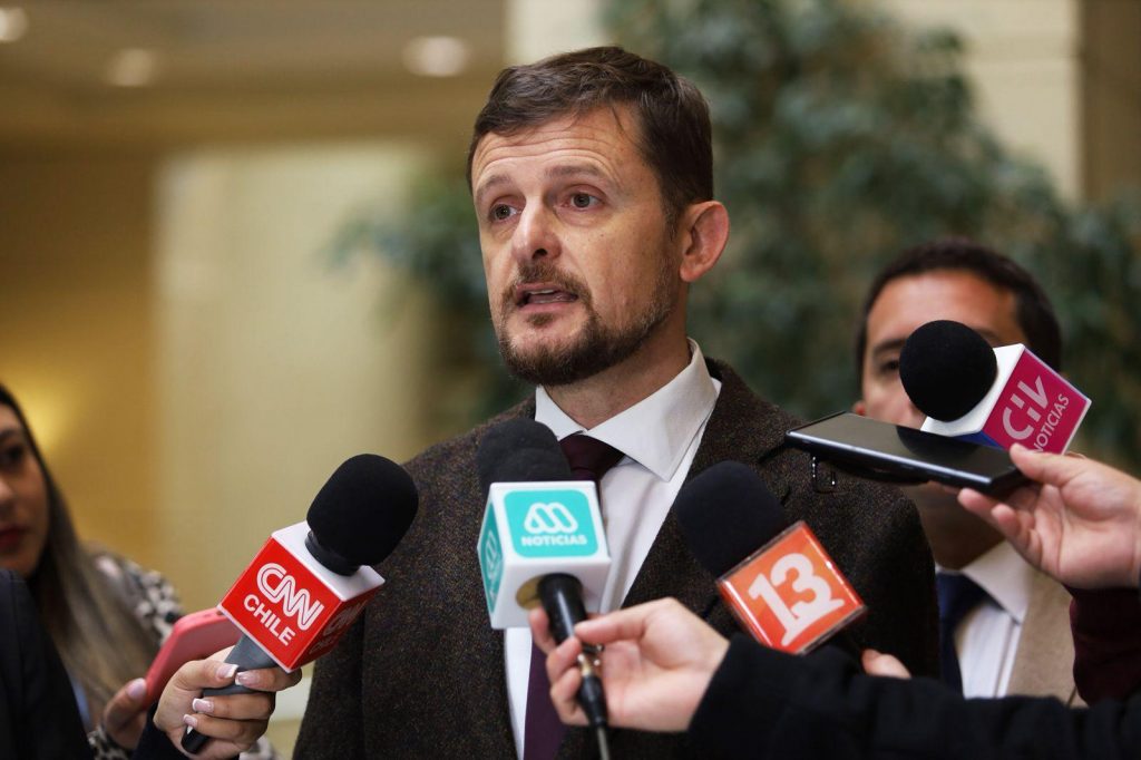 Diputado republicano pide información a la ANI por emisión de canal ruso en la TV chilena
