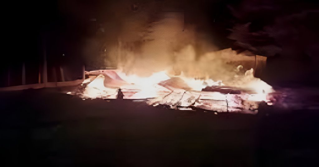Nuevo atentado en La Araucanía: Incendian capilla y dejan amenaza contra Gendarmería con mensaje de “sin llorar”