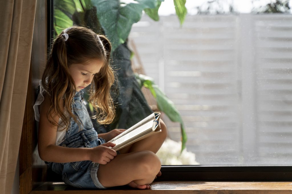 Vacaciones de invierno: Consejos prácticos para incentivar la lectura en niños y jóvenes