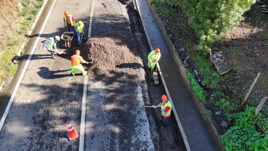 MOP trabaja a toda marcha para reponer ruta costera N-42 en Cobquecura tras socavón