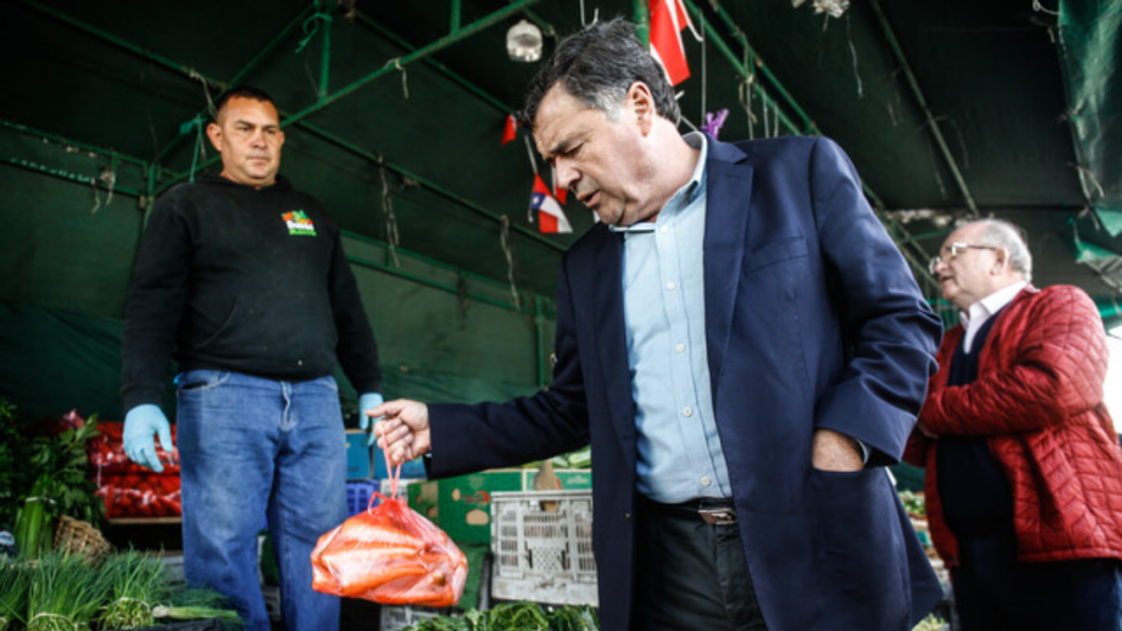 Ministro Esteban Valenzuela responde a polémica en feria de Rancagua: “Toda la vida comprando en la feria”