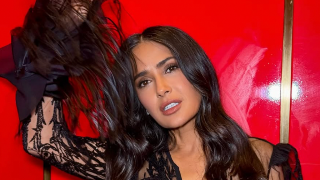 Salma Hayek sorprende con sencillo truco para ocultar canas sin gastar de más