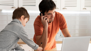 ¿Presente o distraído? El 70% de los padres mira el celular frente a sus hijos y estas son sus consecuencias