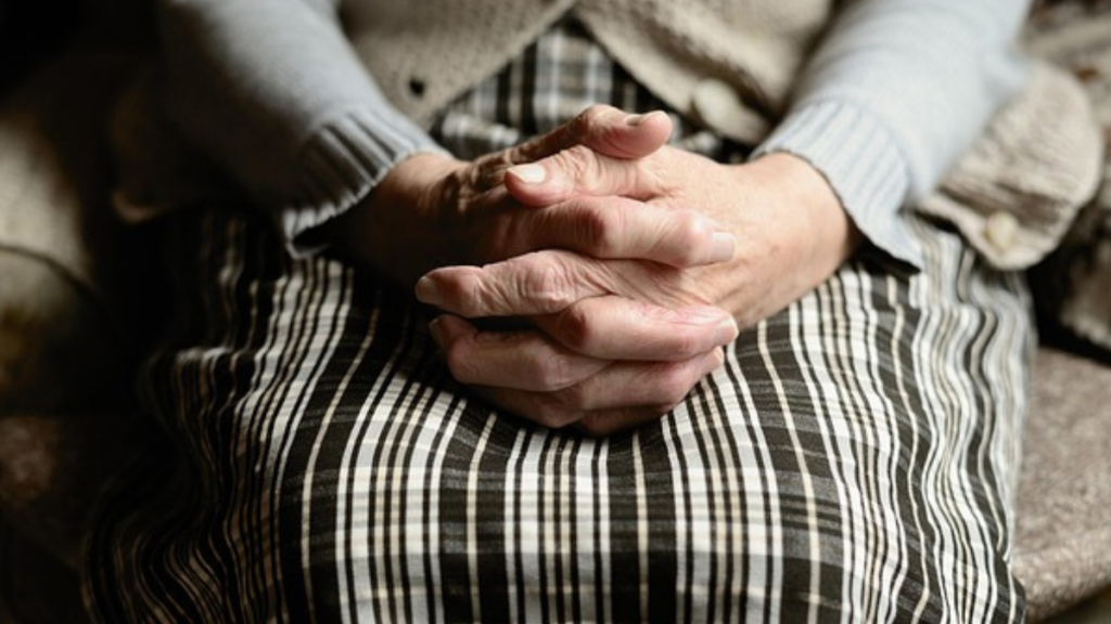 Adultos mayores se sienten invisibles: el 58 % cree que ninguna institución se preocupa por ellos
