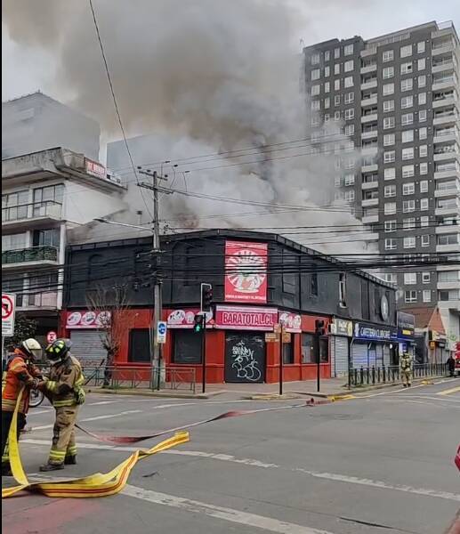 Incendio de gran magnitud afecta a locales comerciales en el centro de Temuco