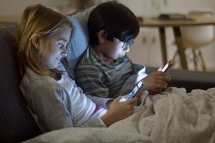 Desde la prevención de los resfríos hasta regular el uso de pantallas: Lo que se recomienda para las vacaciones de invierno