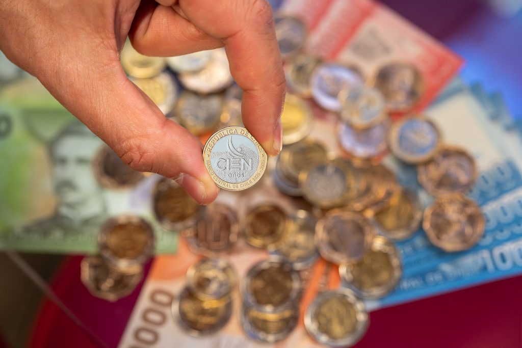 Banco Central pone en circulación moneda de $100 que conmemora su centenario