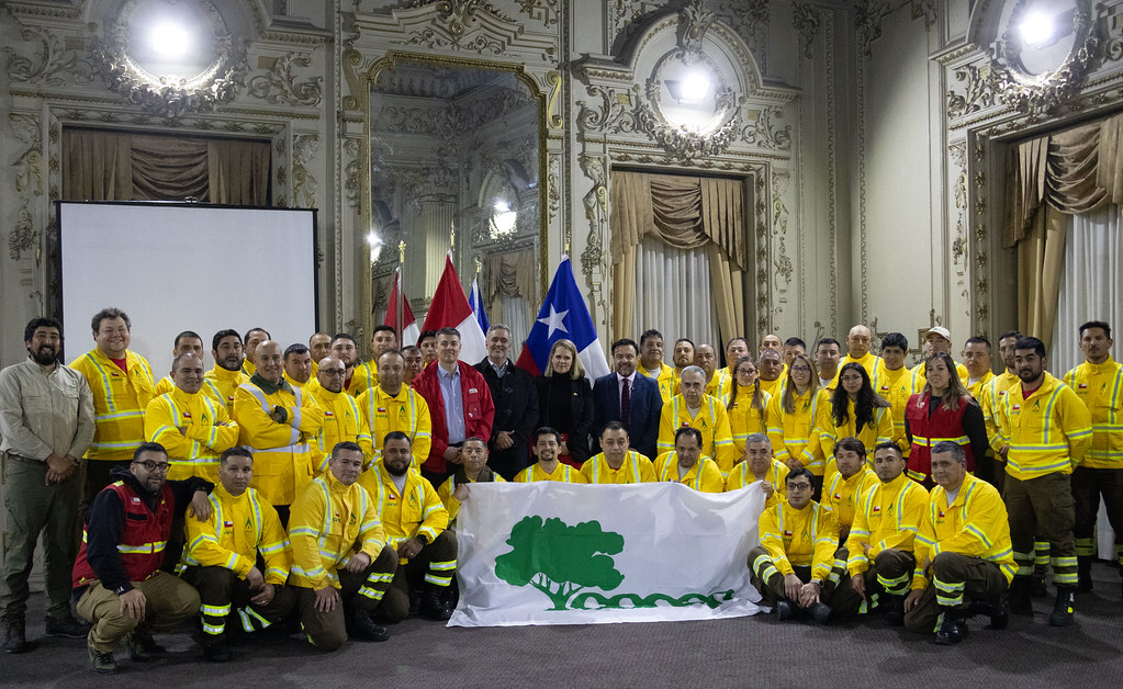 Conaf envía 62 brigadistas a Canadá para enfrentar grave temporada de incendios forestales