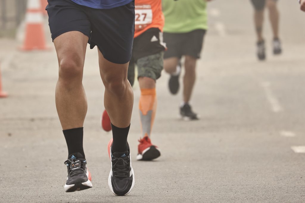 Cómo seguir corriendo en invierno sin lesionarse: 4 claves de un experto