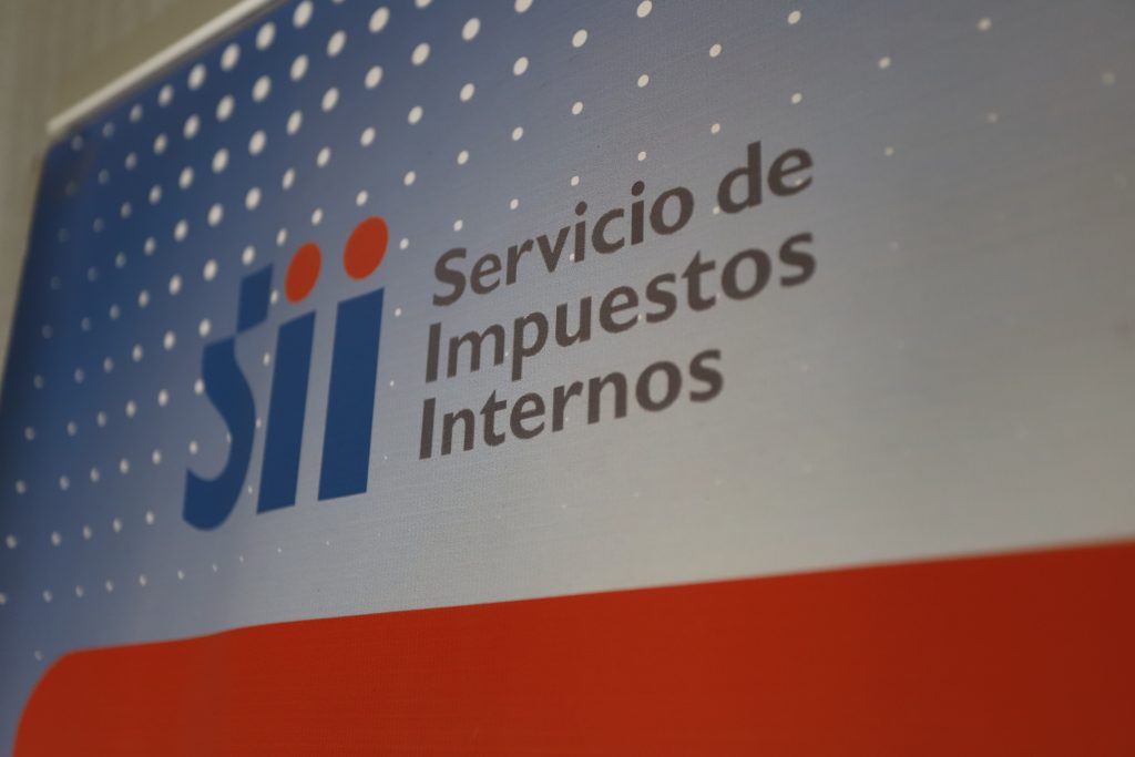 Funcionarios del SII en la mira por millonaria estafa con préstamos informales