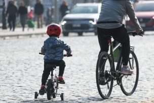 Beneficios del juego y los riesgos del uso de pantallas en niños