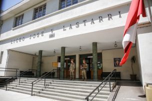 Encapuchados provocan incidentes frente al Liceo Lastarria: lanzan molotov y generan desvíos en Providencia