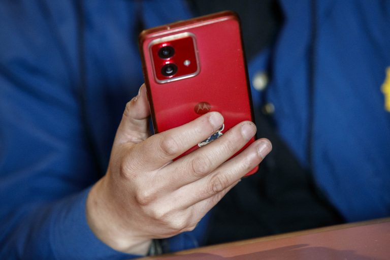 Estudio alerta sobre confianza en la IA: 70% de los chilenos arriesgaría datos sensibles en chatbots