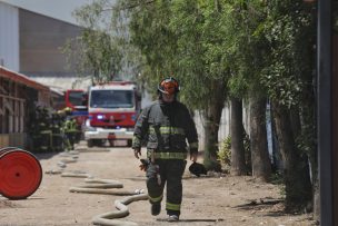 Incendio en Renca destruye una casa y deja otra con daños menores: dueño estaba ebrio al momento del siniestro