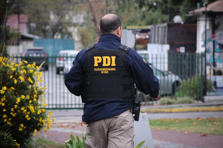 Detienen a líder de banda 
