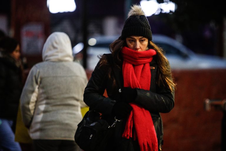 Heladas de hasta -3 °C y posible aguanieve: el frío que llegará a Santiago este fin de semana