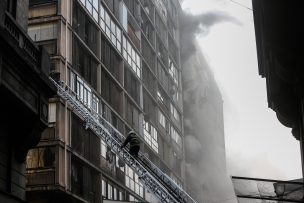 Bomberos entrega balance del incendio en edificio de Santiago: Más de 200 personas rescatadas y hasta 400°C de temperatura