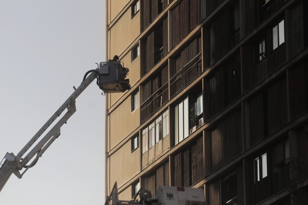 Bomberos confirma que incendio en edificio del centro de Santiago ya fue contenido