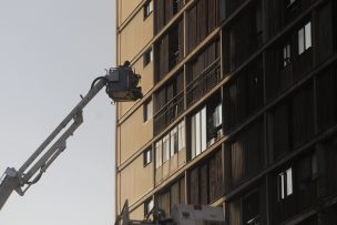 Bomberos confirma que incendio en edificio del centro de Santiago ya fue contenido