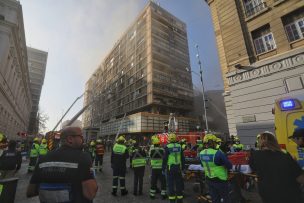 Incendio en el centro de Santiago continúa activo tras más de 16 horas de combate