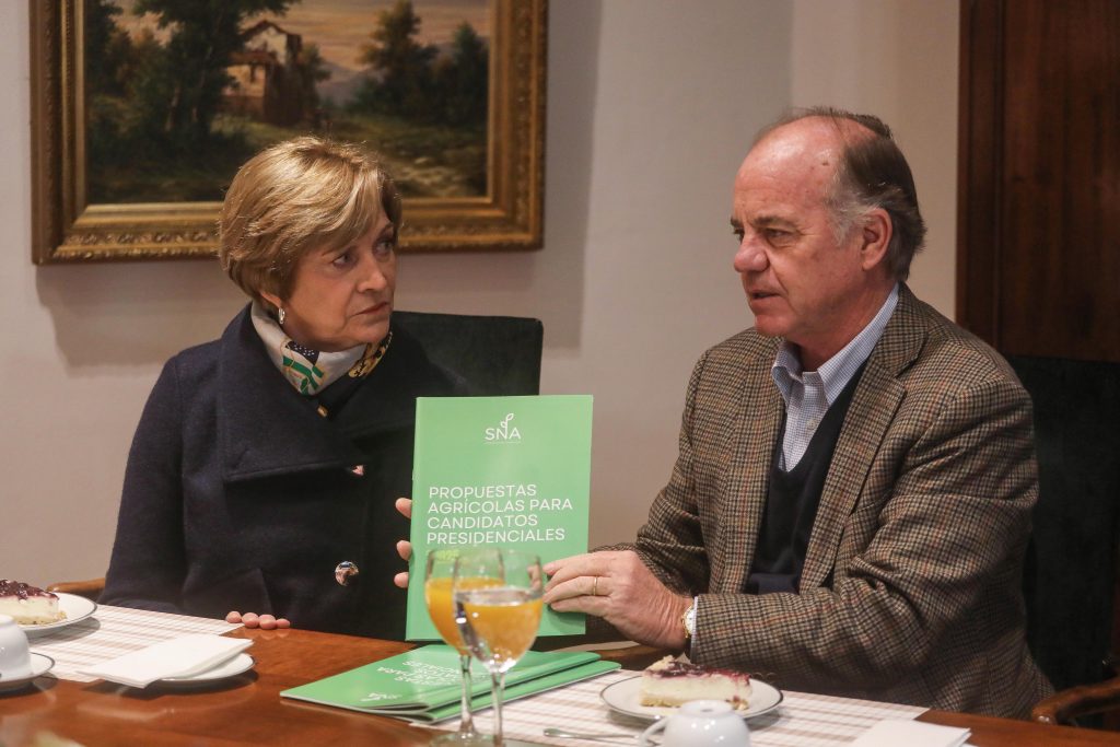 SNA entregó propuesta agrícola de gobierno a Evelyn Matthei