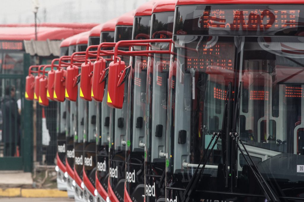Presidente Boric anuncia la puesta en marcha de más de 300 nuevos buses eléctricos en el Gran Santiago