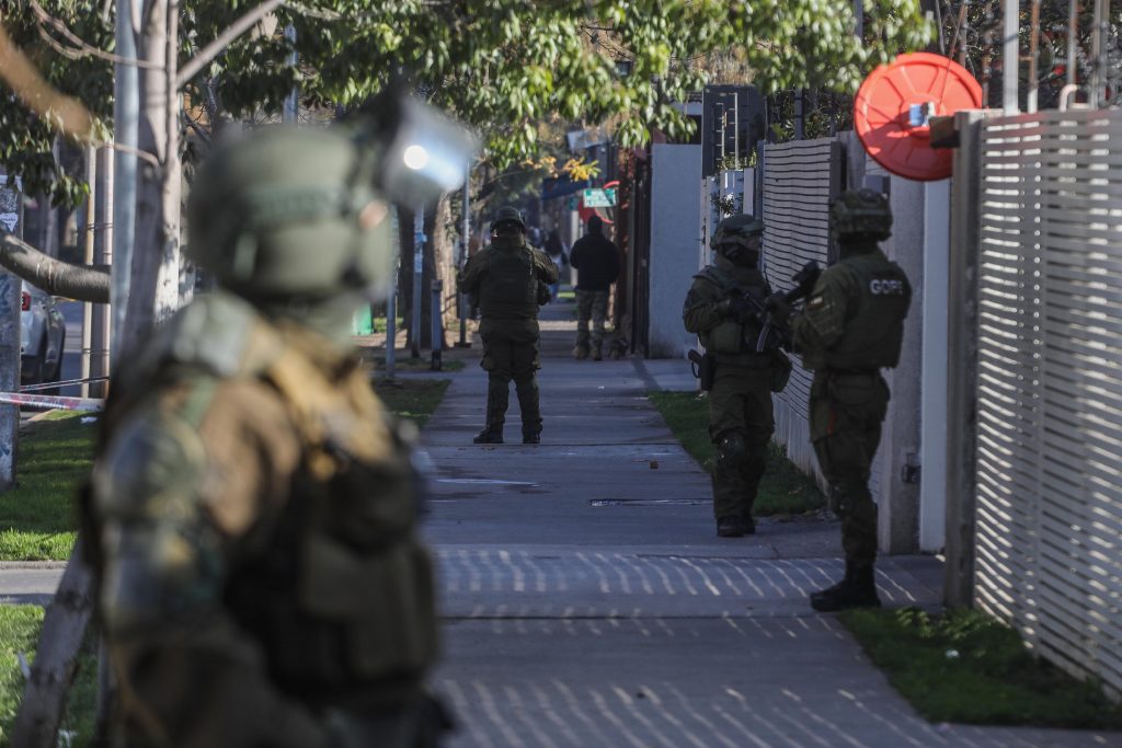 Proyecto de ley busca reforzar sanciones por atentados y ofensas graves contra Carabineros y PDI