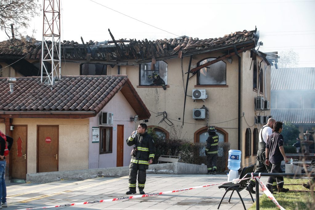 Incendio en Municipalidad de Peñalolén ya está controlado: Llamas consumieron 25% del inmueble