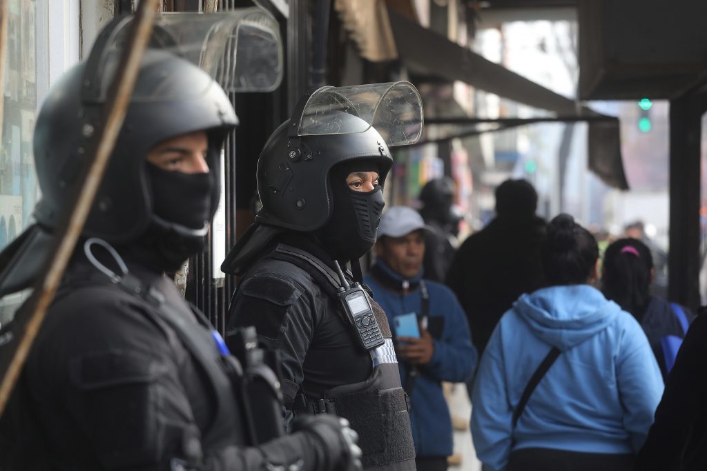 Desarrollan megaoperativo en Barrio Meiggs para remover toldos azules y enfrentar el comercio ambulante