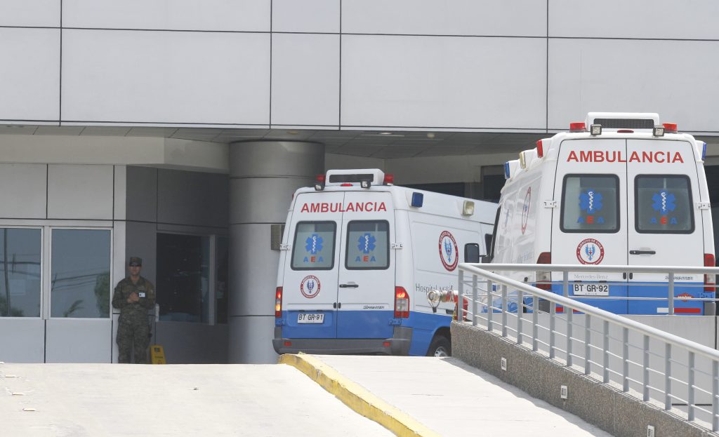 Delincuentes disparan contra patrullas municipales en La Reina y una bala impacta en el Hospital Militar