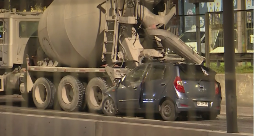 Choque entre un auto y camión cisterna deja dos muertos en la Autopista Central