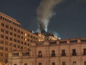 Reportan incendio en Ministerio de Hacienda a pasos del palacio de La Moneda