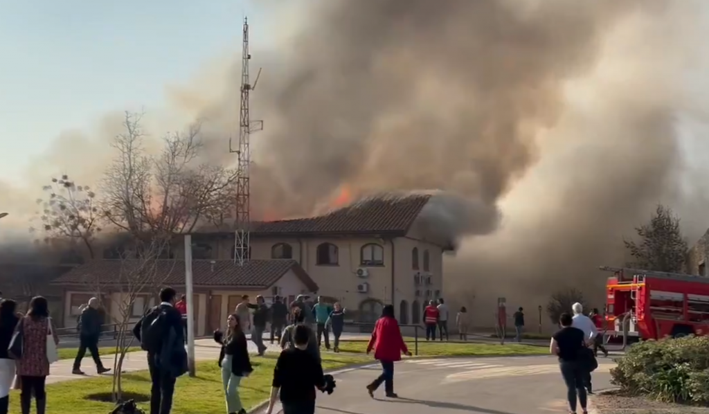 Incendio afecta a la Municipalidad de Peñalolén