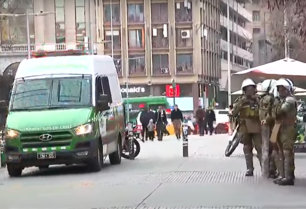 Carabineros comienza desalojo de liceos emblemáticos en toma