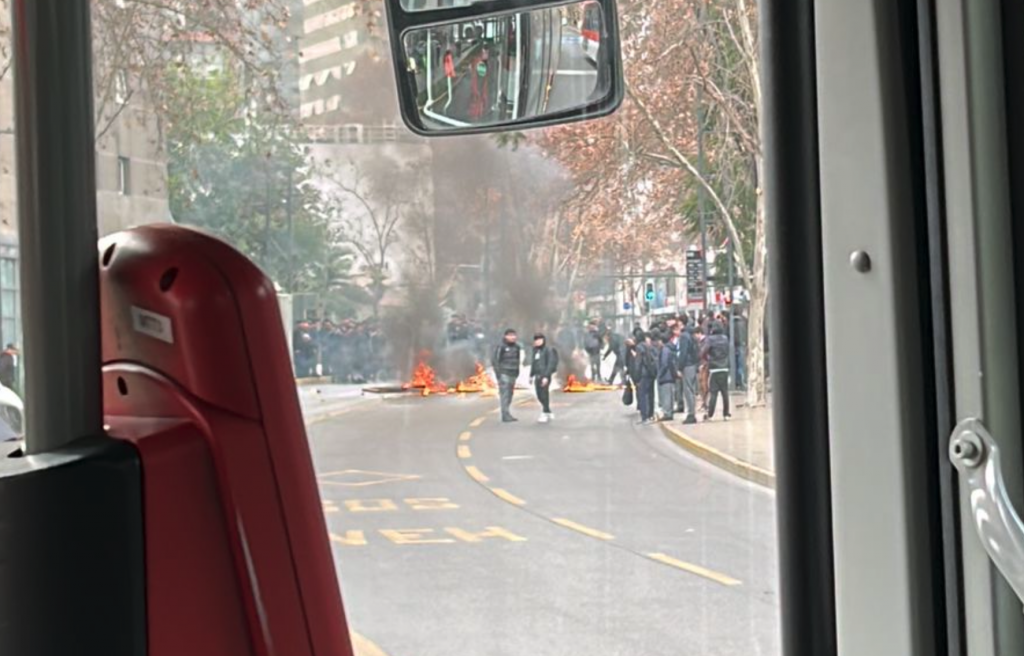 Estudiantes montan barricadas incendiaras fuera del Liceo Lastarria cortando el tránsito en Providencia
