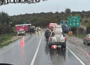 Un muerto y 15 heridos tras choque entre un bus y un camión en Melipilla