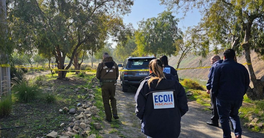 PDI investiga el hallazgo de cuerpo con múltiples impactos de bala en Colina