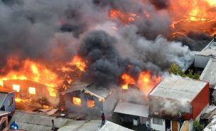 VIDEO | Violento incendio en Concepción amenaza viviendas y deja una densa nube tóxica