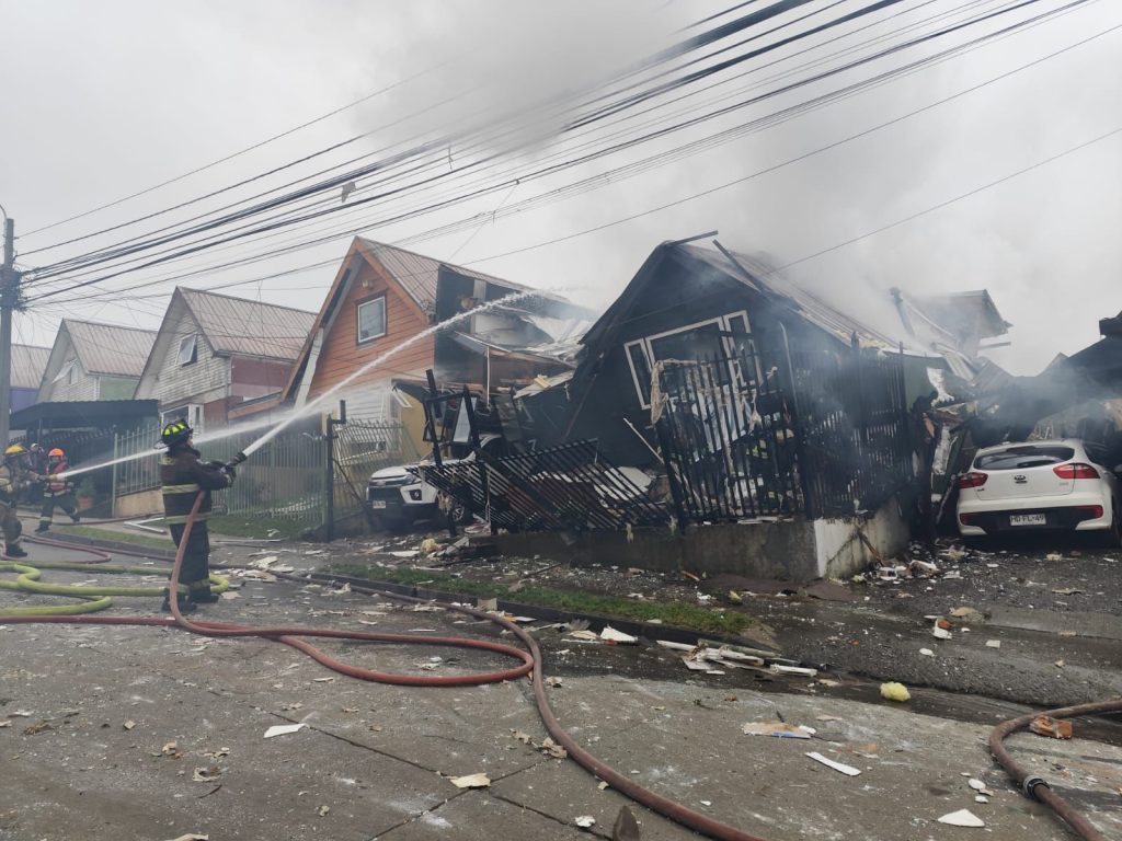 Confirman muerte de adulta mayor tras explosión que destruyó una casa en Temuco