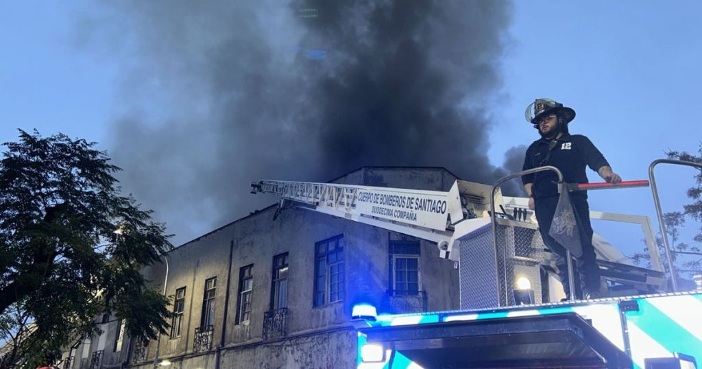 Incendio en Santiago moviliza a 12 Compañías de Bomberos: Hay peligro de propagación