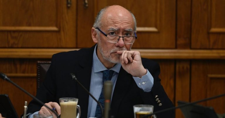 Senador Flores oficia a Contraloría tras resolución del SII que permite pago de IVA a casinos online