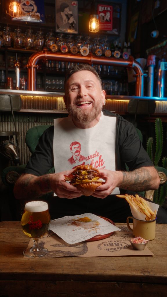 Humor y sabor: Juan Pablo López crea su propia hamburguesa en Uncle Fletch