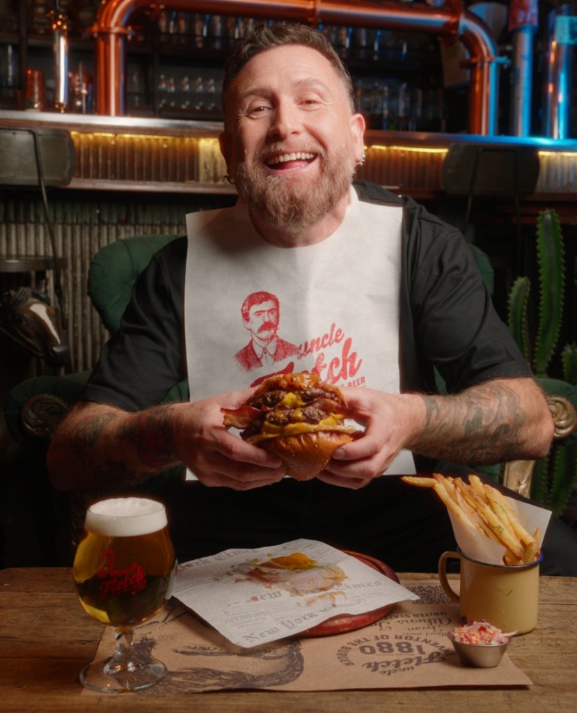 Humor y sabor: Juan Pablo López crea su propia hamburguesa en Uncle Fletch