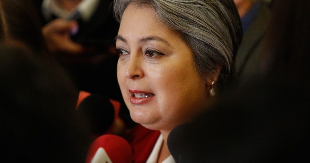 Jeannette Jara critica propuestas de muros y zanjas: 