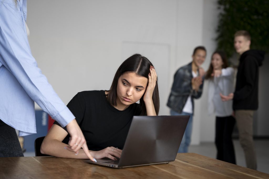 Mutual de Seguridad: 7 de cada 10 denuncias revelan posibles situaciones de acoso laboral en los espacios de trabajo