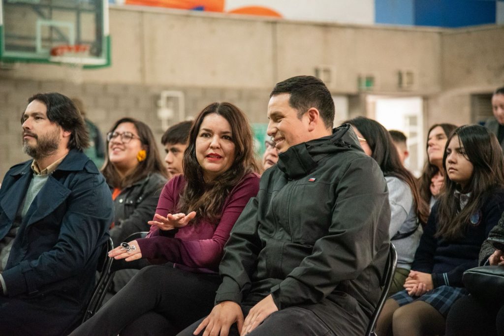 Beca TIC 2025: directora de Junaeb y alcalde de Puente Alto encabezan entrega de más de dos mil computadores